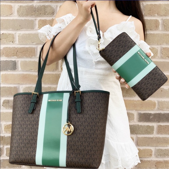 Michael Kors Handbags - BUNDLE👜Michael Kors Medium Carryall Tote+ Wallet